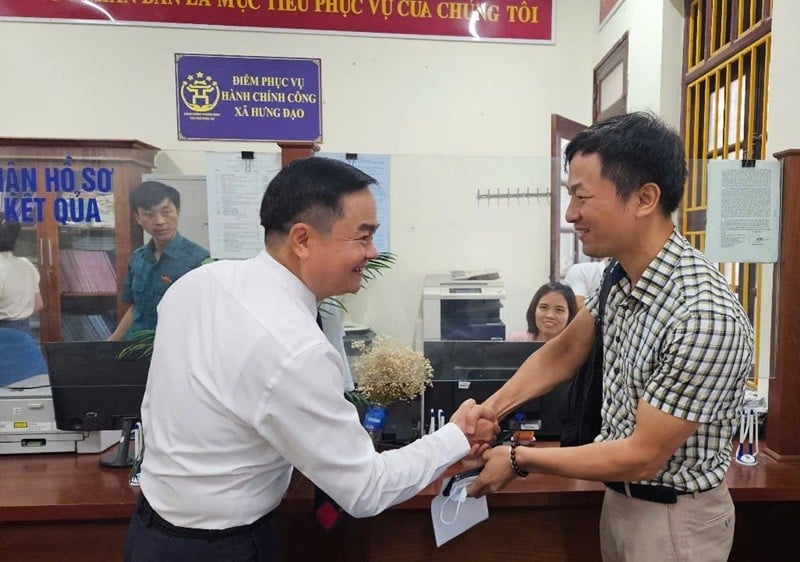 Ông Dương Văn Phượng - Chủ tịch UBND xã Hưng Đạo kiểm tra, hỏi thăm người dân về mức độ hài lòng khi đến làm việc tại điểm phục vụ hành chính công xã Hưng Đạo.