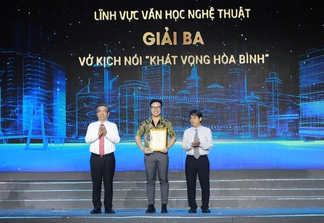 Vở kịch 'Đồng chí' nhận giải thưởng Sáng tạo TP.HCM- Ảnh 5.