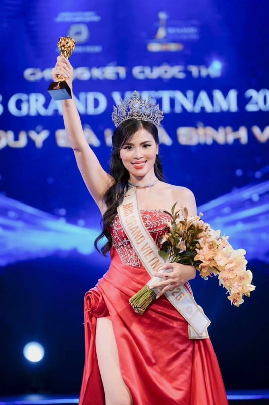 Thạc sĩ Đại học Quốc gia Nguyễn Thị Thưa đăng quang Mrs Grand Vietnam 2025  -0