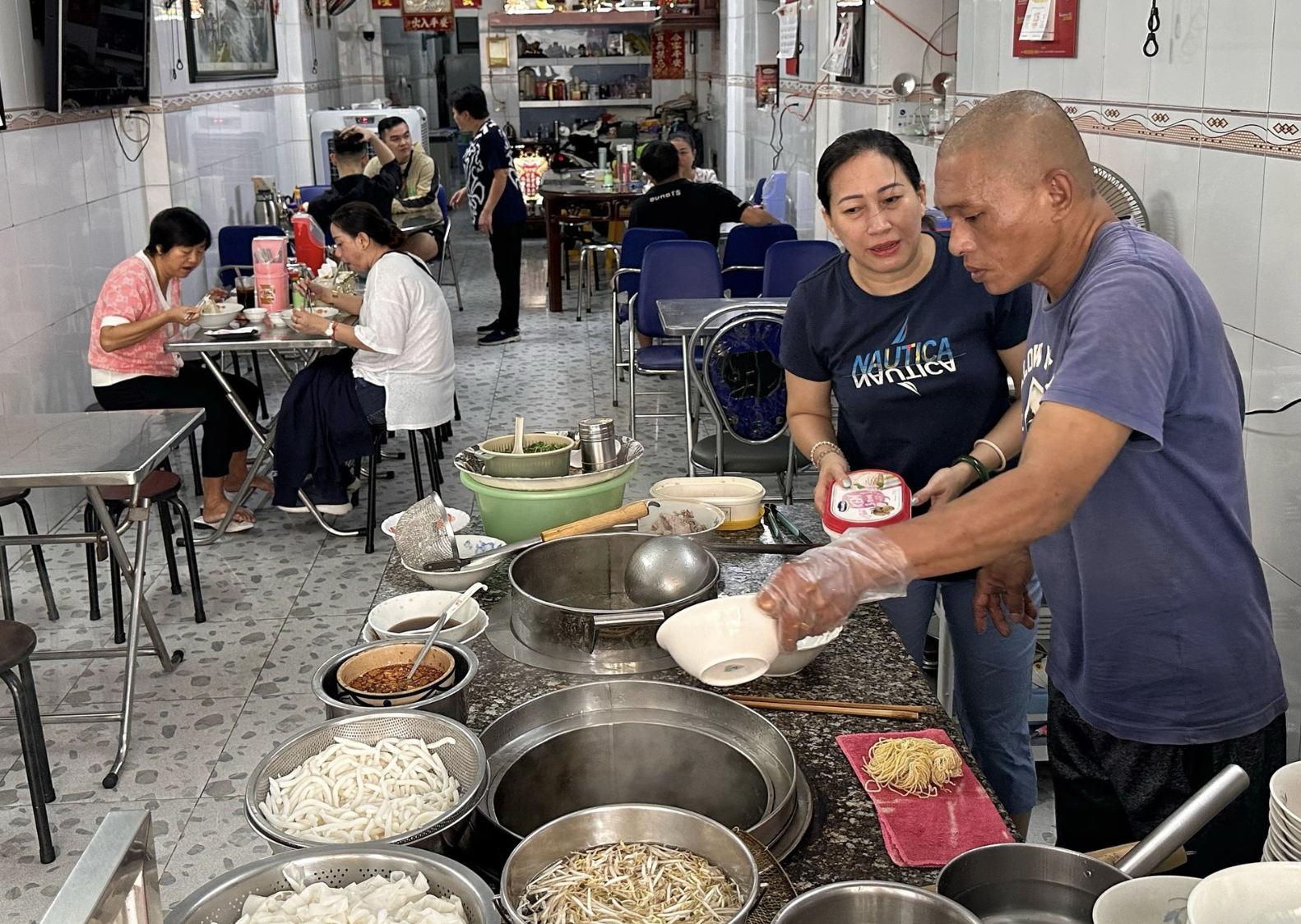 Ghé phường Chợ Lớn, TP.HCM: Tìm mua 'hủ tiếu nhà giàu', mê ẩm thực người Hoa - Ảnh 4.