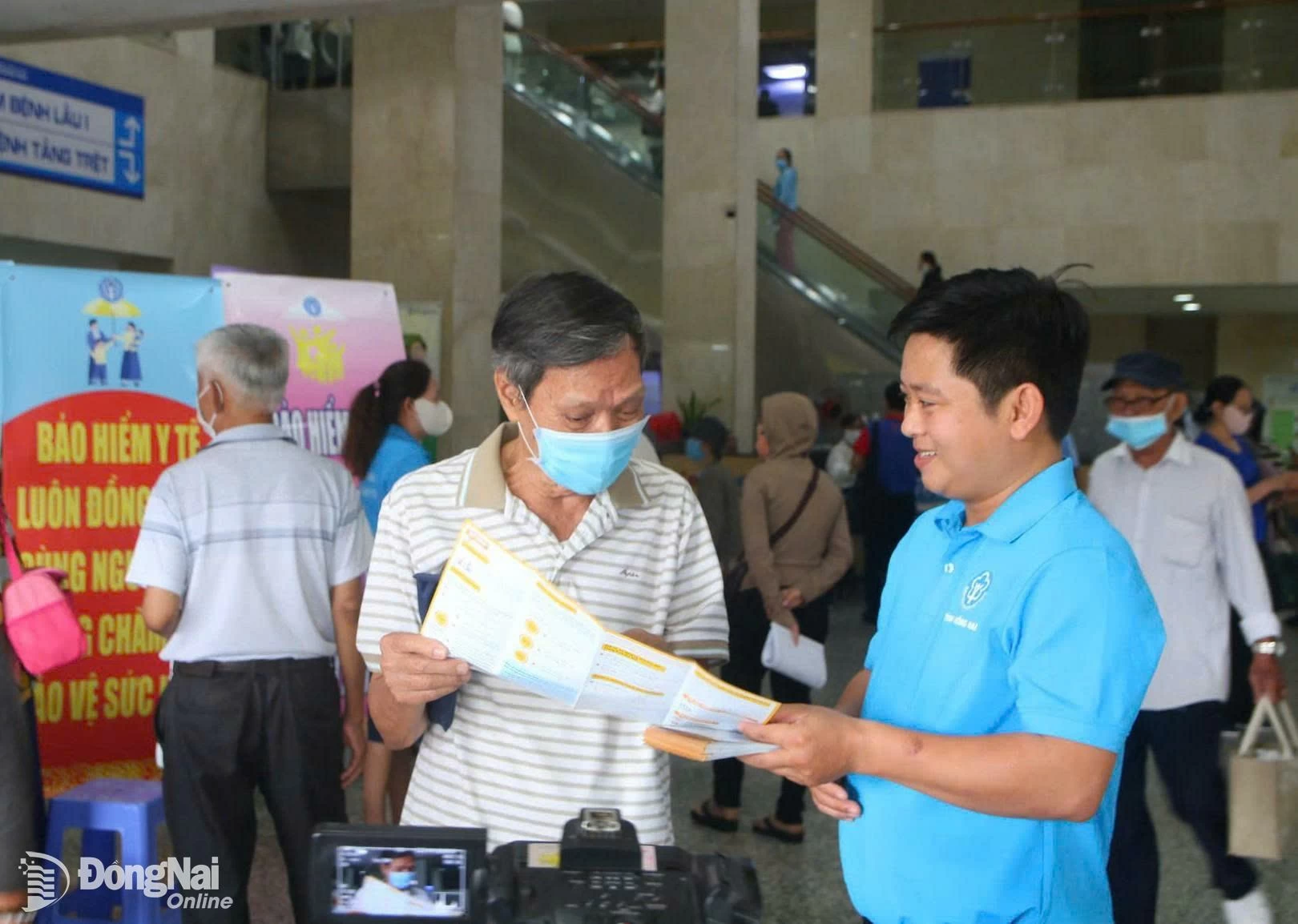 Nhân viên BHXH khu vực XXVIII tư vấn chính sách BHXH, BHYT cho bệnh nhân. Ảnh: Mai Minh