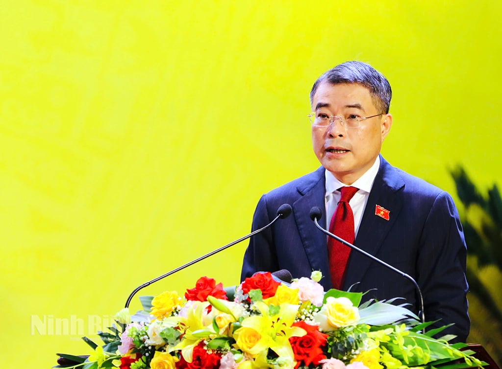정치국 위원이자 당 중앙위원회 서기, 중앙조직위원회 위원장인 레민훙 동지가 발표식에서 연설했습니다.