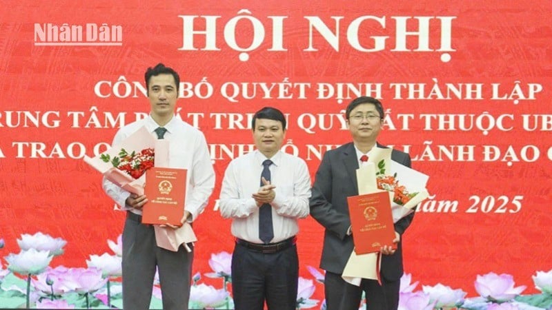 Đồng chí Đặng Ngọc Hậu, Phó Chủ tịch Ủy ban nhân dân tỉnh Sơn La đã trao quyết định về công tác cán bộ.