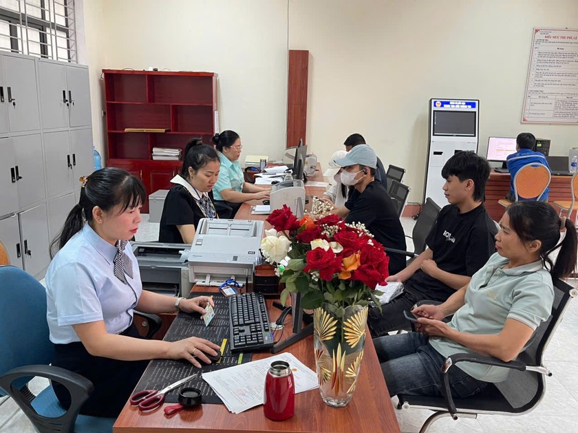 Cán bộ công chức xã Cốc San giải quyết thủ tục hành chính cho người dân
