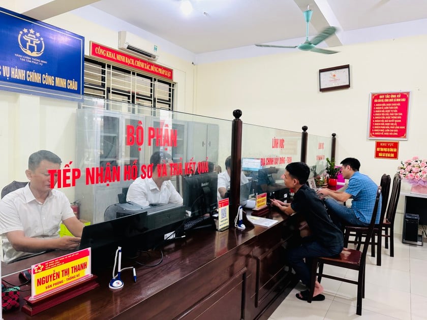 Người dân đến làm thủ tục hành chính tại UBND xã Minh Châu sáng 1/7/2025