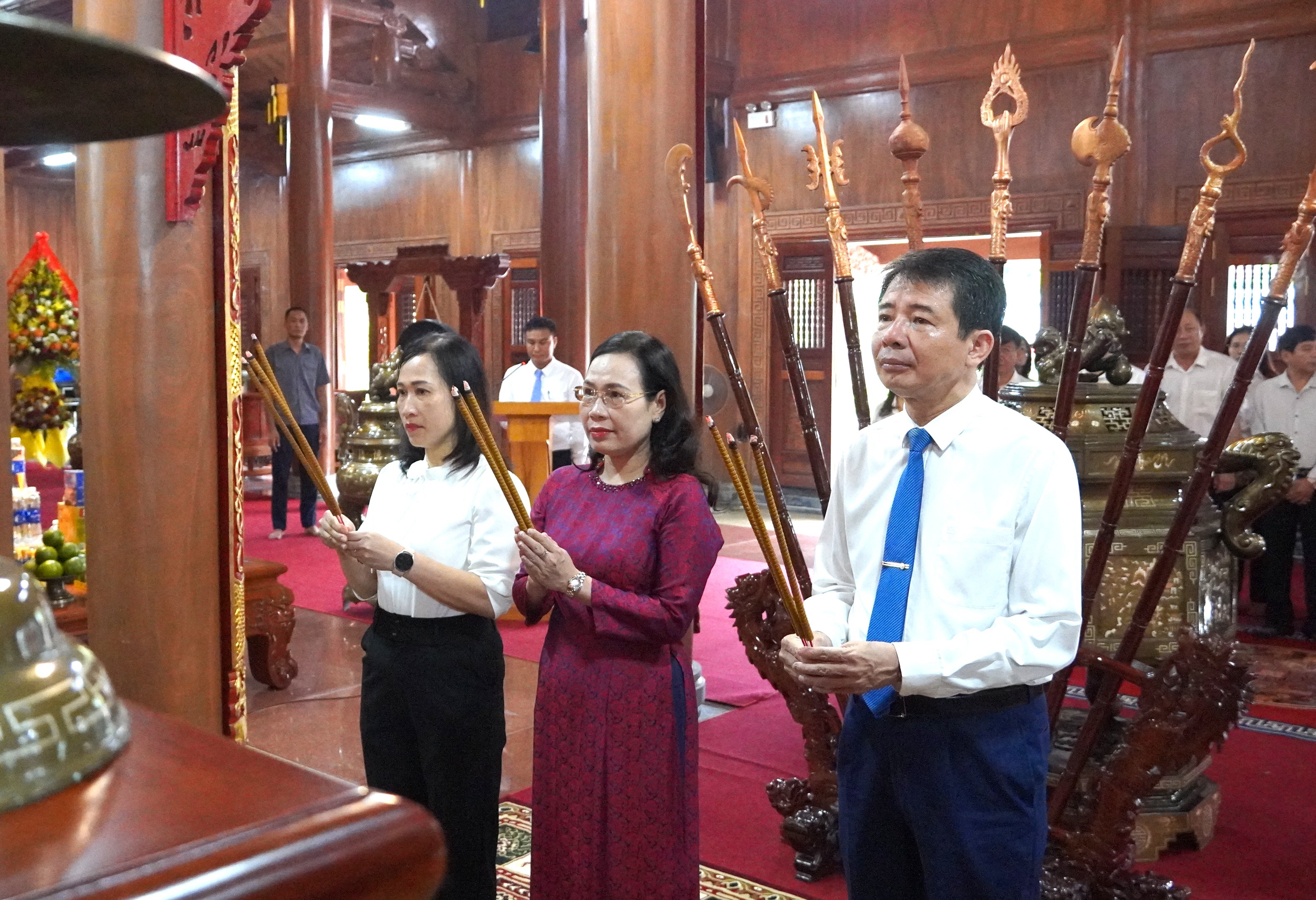 Các đồng chí lãnh đạo phường Đồng Hới dâng hoa tại Đền thờ Bác Hồ và các Anh hùng liệt sỹ