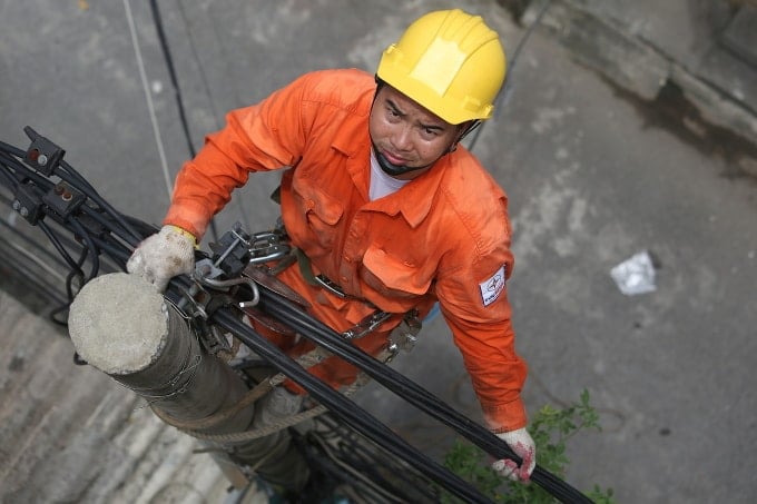 Công nhân ngành điện đang kiểm tra đường dây. Ảnh: Ngọc Thành