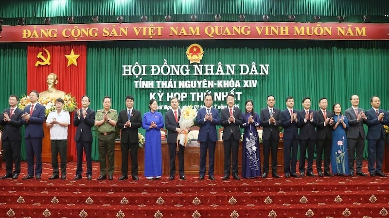 Der Parteisekretär der Provinz Thai Nguyen, Trinh Viet Hung, überreichte den Mitgliedern des Volkskomitees der Provinz Blumen, um ihnen zu gratulieren. (Foto: TUAN SON).