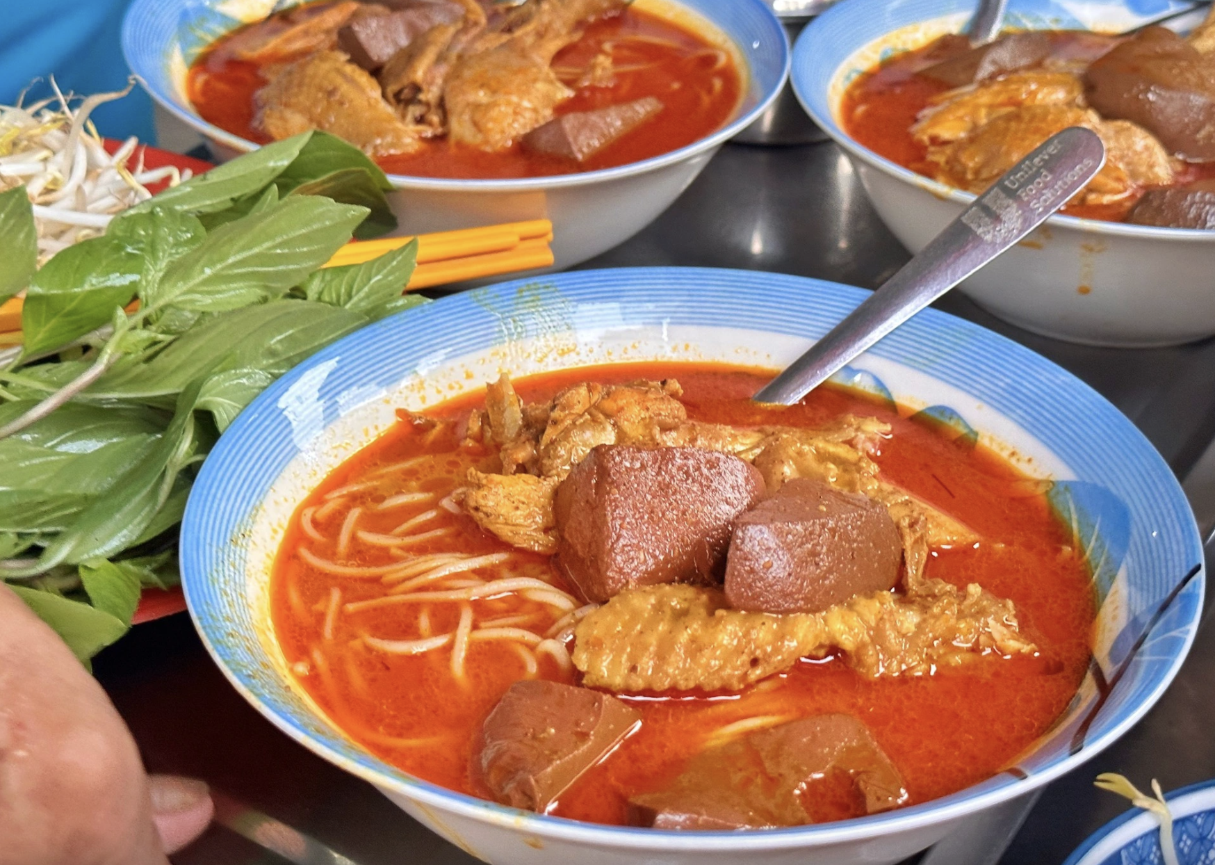 Ghé phường Chợ Lớn, TP.HCM: Tìm mua 'hủ tiếu nhà giàu', mê ẩm thực người Hoa - Ảnh 3.