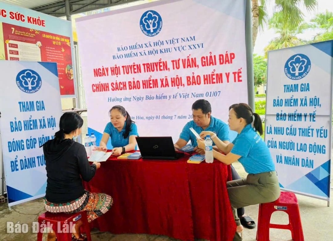Cán bộ Bảo hiểm xã hội huyện Sơn Hòa hỗ trợ người dân