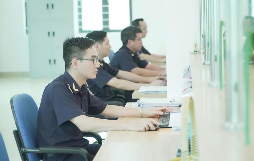 Ngành Hải quan cũng chính thức triển khai cơ chế tự động phân công công chức kiểm tra hồ sơ hải quan trên hệ thống VNACCS/VCIS từ ngày 1/7. (Ảnh: H.Hậu)