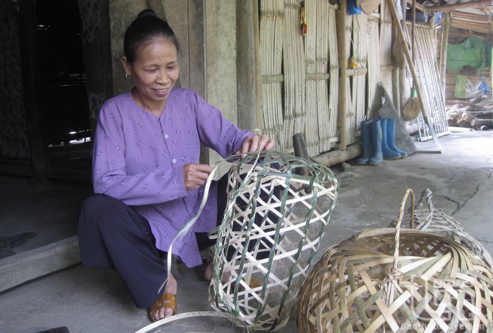Mùa vụ thư nhàn, nhiều bà con nông dân vùng thượng nguồn sông Cầu làm thêm nghề đan lát, cải thiện cuộc sống.