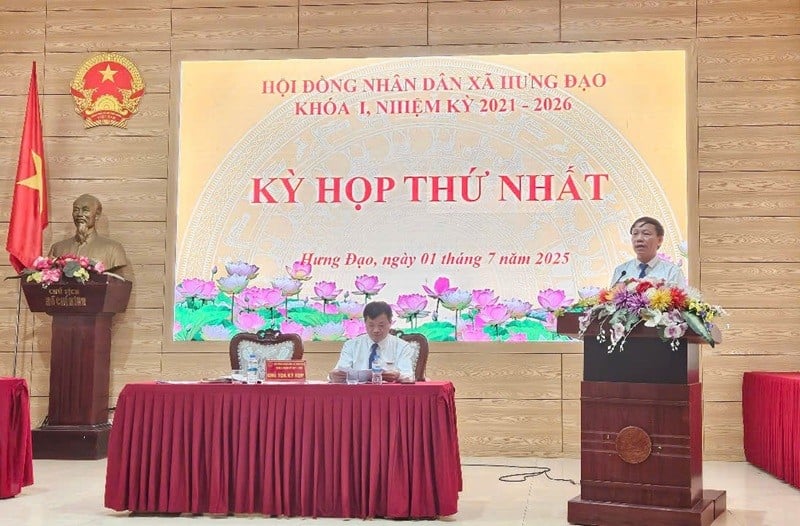 Ông Nguyễn Đức Phương - Bí thư Đảng ủy xã Hưng Đạo (mới), TP. Hà Nội phát biểu tại kỳ họp.