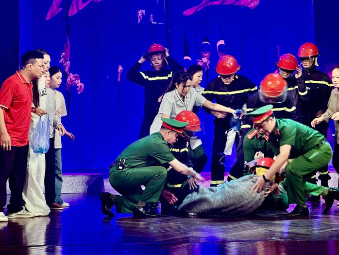 "Hoa Lửa" – Khi trái tim người lính cháy bằng niềm kiêu hãnh - Ảnh 1.