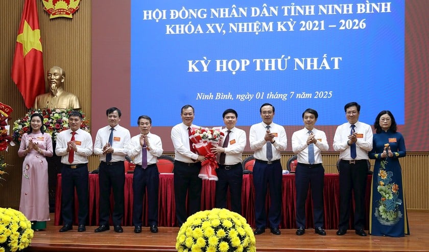 Bí thư Tỉnh uỷ, Trưởng Đoàn ĐBQH tỉnh Trương Quốc Huy tặng hoa chúc mừng lãnh đạo HĐND tỉnh, Trưởng các Ban HĐND tỉnh