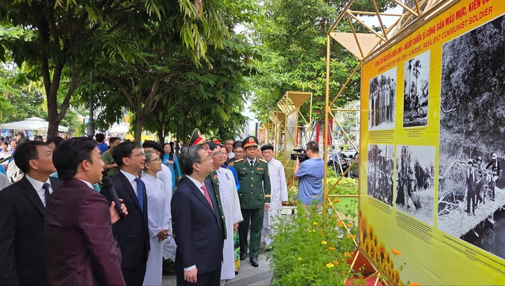 Trưng bày 100 ảnh tư liệu quý về cố Tổng Bí thư Nguyễn Văn Linh tại công viên Lam Sơn - Ảnh 1.