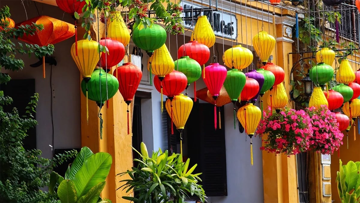 Hội An - nơi có những con phố treo đầy đèn lồng, đặc biệt là tại các Hội quán và các quán trà cổ kính.