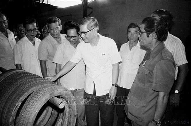 tong-bi-thu-nguyen-van-linh-tham-cong-ty-hop-doanh-cao-su-pham-hiep-so-giao-thong-van-tai-thanh-pho-ho-chi-minh-thang-2-1987.-anh-ttxvn.jpg