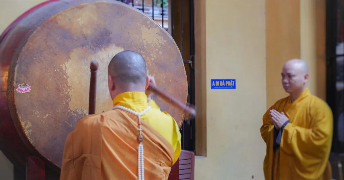 This morning, July 1, pagodas across the country simultaneously prayed for national peace and prosperity.