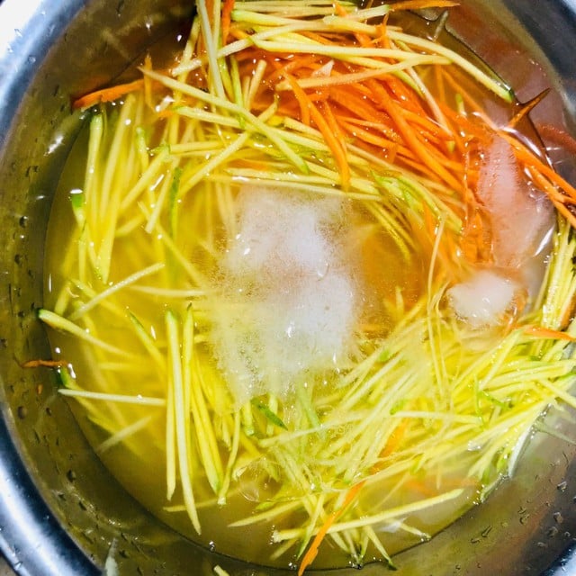 Quả vải giảm giá sâu chỉ còn vài nghìn đồng/kg bán đổ đống, chị em bày nhau làm món ngon dễ làm cho bữa ăn gia đình thêm phần hấp dẫn- Ảnh 4.