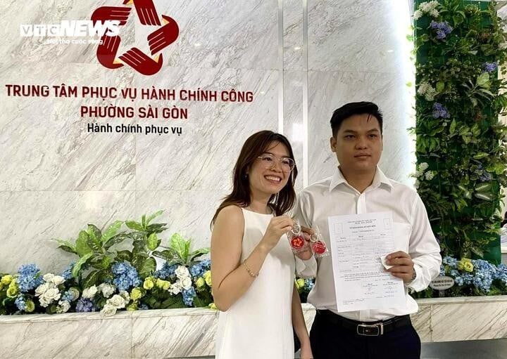 អ្នកស្រី ង៉ោ ហុងអាញ់ និងស្វាមីបានថតរូបអនុស្សាវរីយ៍ថ្ងៃពិសេស។
