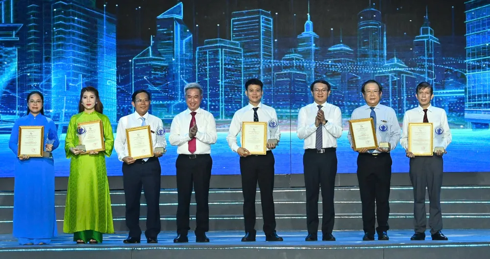 Phó Bí thư Thành ủy TPHCM Đặng Minh Thông và Giám đốc Sở KH-CN TPHCM Lâm Đình Thắng trao giải đến các tác giả, nhóm tác giả thuộc lĩnh vực Truyền thông .jpg