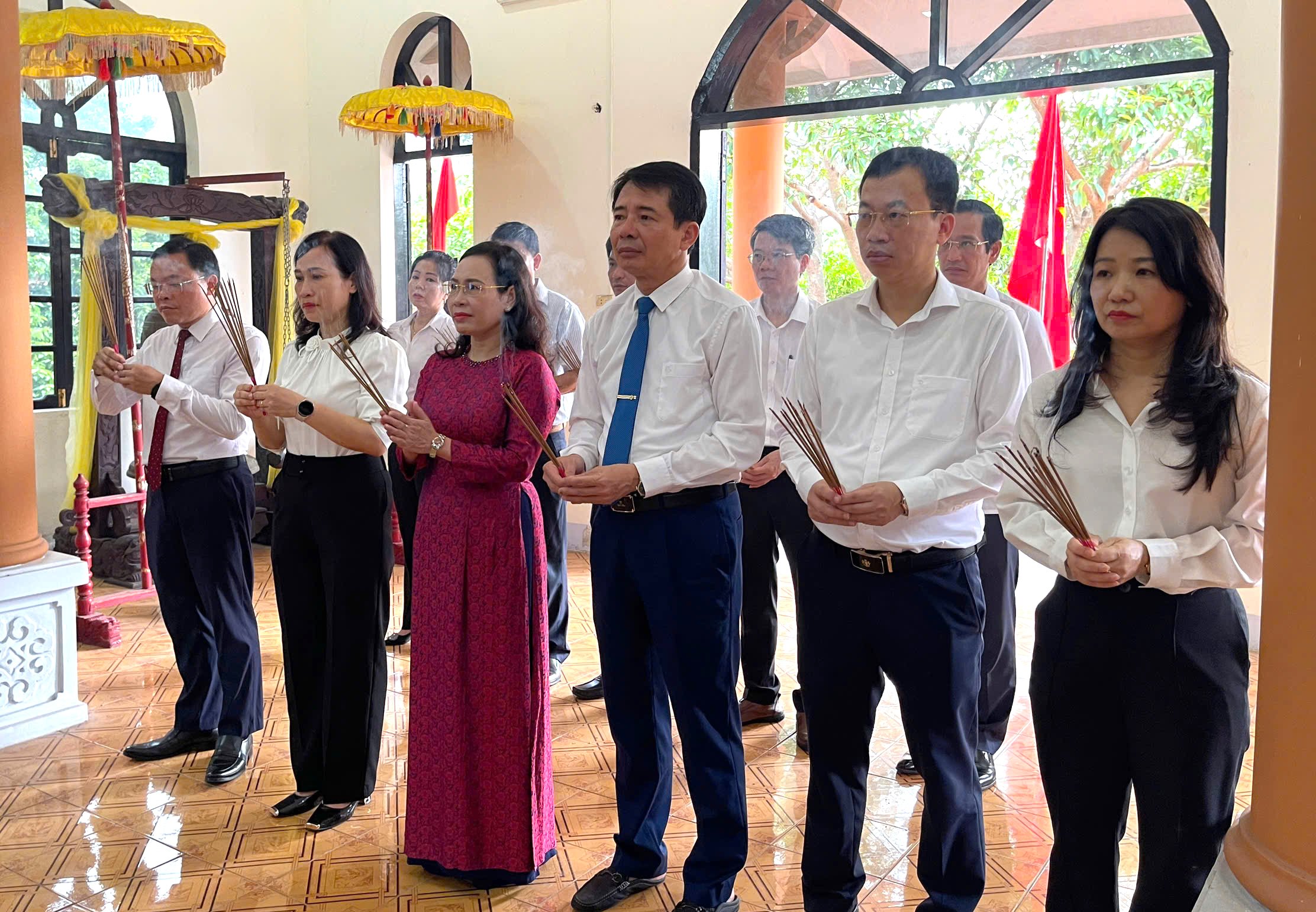Các đồng chí lãnh đạo phường Đồng Hới dâng hoa tại Đền thờ Bác Hồ và các Anh hùng liệt sỹ