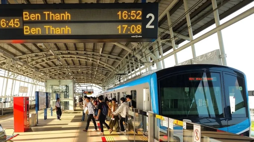 Hành khách đi Metro Bến Thành - Suối Tiên sử dụng thẻ từ thông minh (IC Card) để thanh toán tự động tại tất cả các nhà ga. Ảnh: QUỐC HÙNG