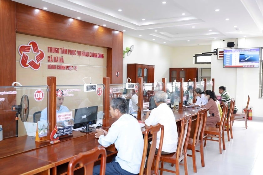 Xã Bà Nà Đà Nẵng đã bố trí 9 quầy thủ tục hành chính cùng các cán bộ túc trực hướng dẫn người dân thực hiện các thao tác trên thiết bị điện tử