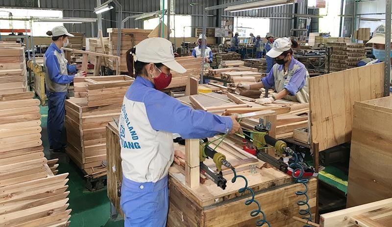 Ảnh minh hoạ: Dây chuyền sản xuất sản phẩm đồ gỗ nội, ngoại thất xuất khẩu tại nhà máy của Công ty CP Woodsland Tuyên Quang.