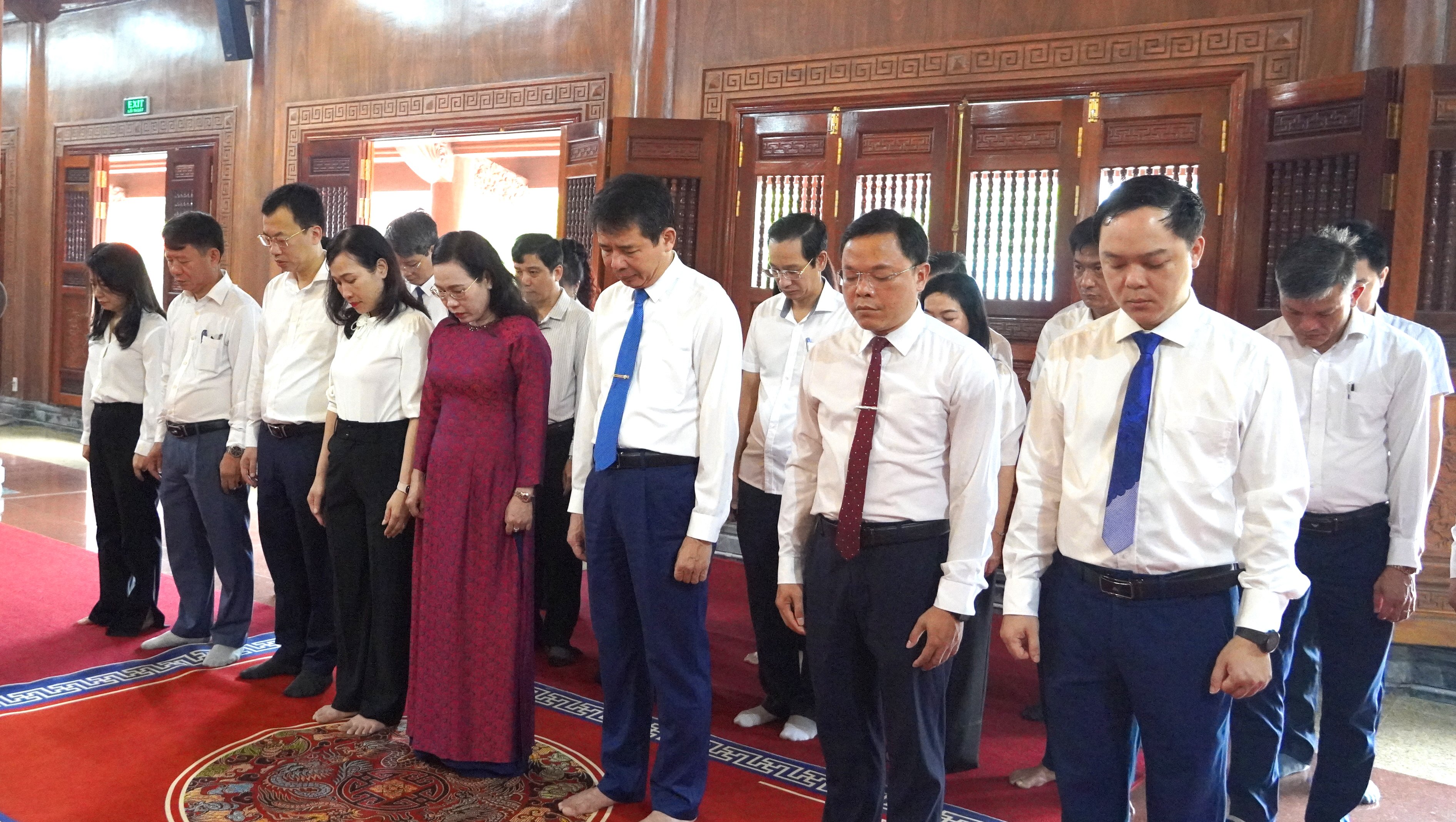 Các đồng chí lãnh đạo phường Đồng Hới dâng hoa tại Đền thờ Bác Hồ và các Anh hùng liệt sỹ