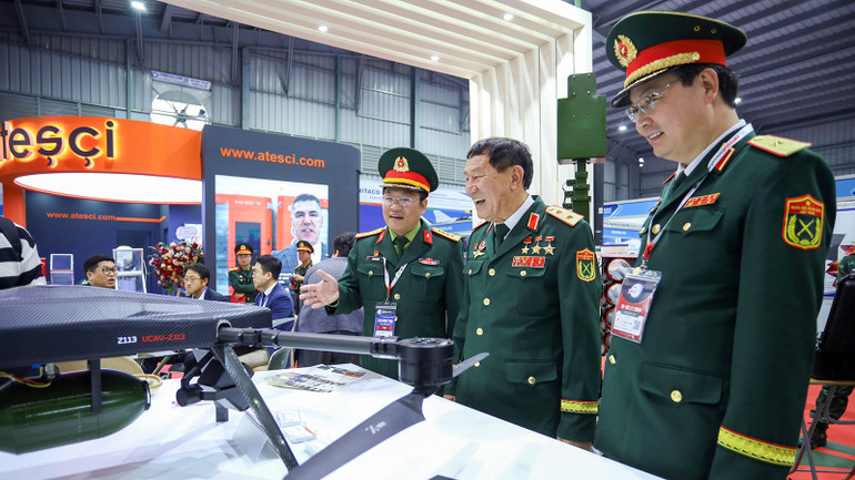 dong-chi-dai-ta-tran-chi-dung-giam-doc-nha-may-z113-gioi-thieu-san-pham-uav-do-nha-may-z113-nghien-cuu-san-xuat-tai-trien-lam-quoc-phong-quoc-te-viet-nam-2024.jpg