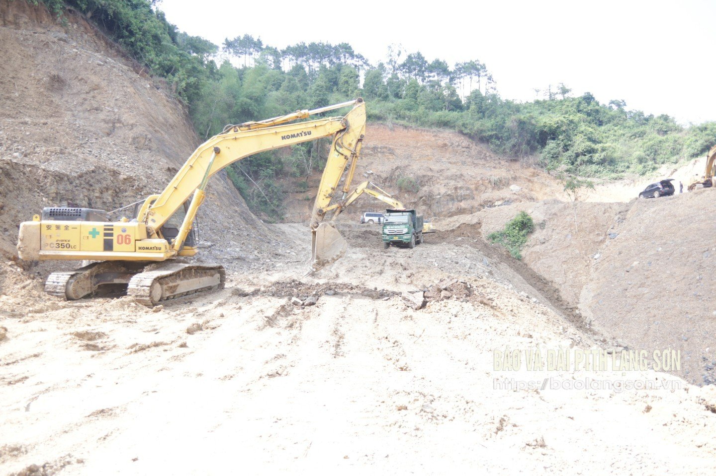 Đơn vị thi công tuyến đường Tân Đoàn - Tràng Các - Đồng Giáp tiến hành đào đắp một số đoạn tuyến