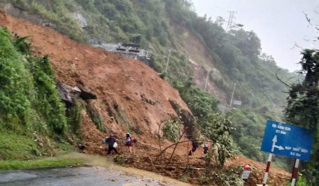 Heavy rain causes landslides at Mong Sen Bridge BOT toll station