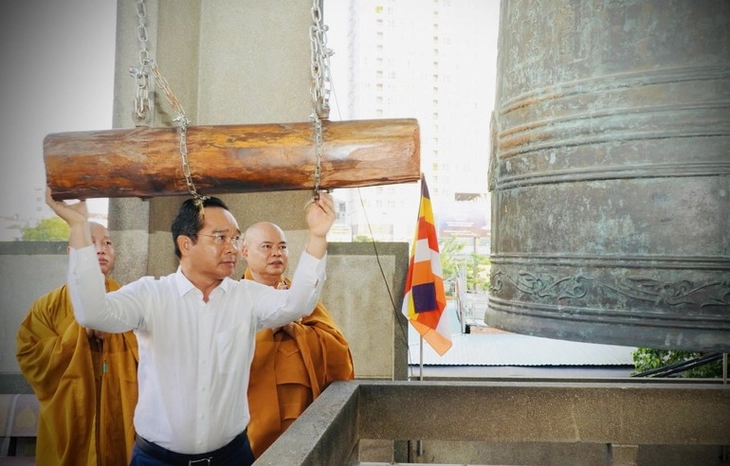 Chủ tịch Nguyễn Văn Được thỉnh chuông hòa bình cầu quốc thái dân an ở chùa Vĩnh Nghiêm - Ảnh 1.
