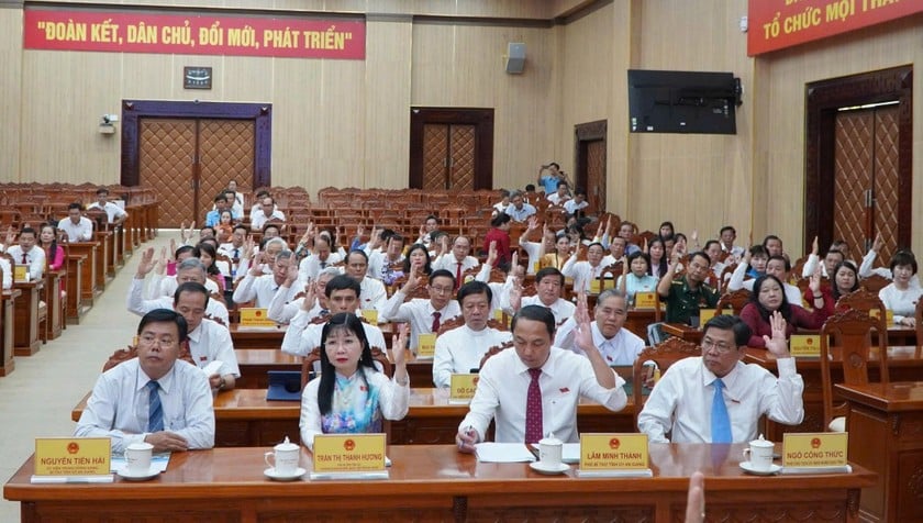 Đại biểu biểu quyết thông qua các Nghị quyết