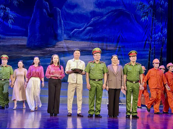 Der Folksong-Abdruck von Nghe An „Don’t Fall“ vom verdienstvollen Künstler Bui Nhu Lai – Foto 5.