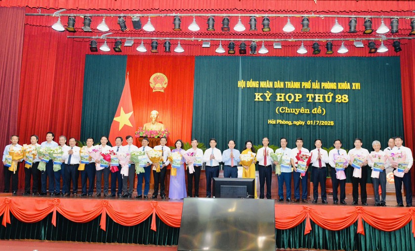 Kỳ họp thông qua các nghị quyết quan trọng liên quan việc kiện toàn tổ chức bộ máy theo thẩm quyền.