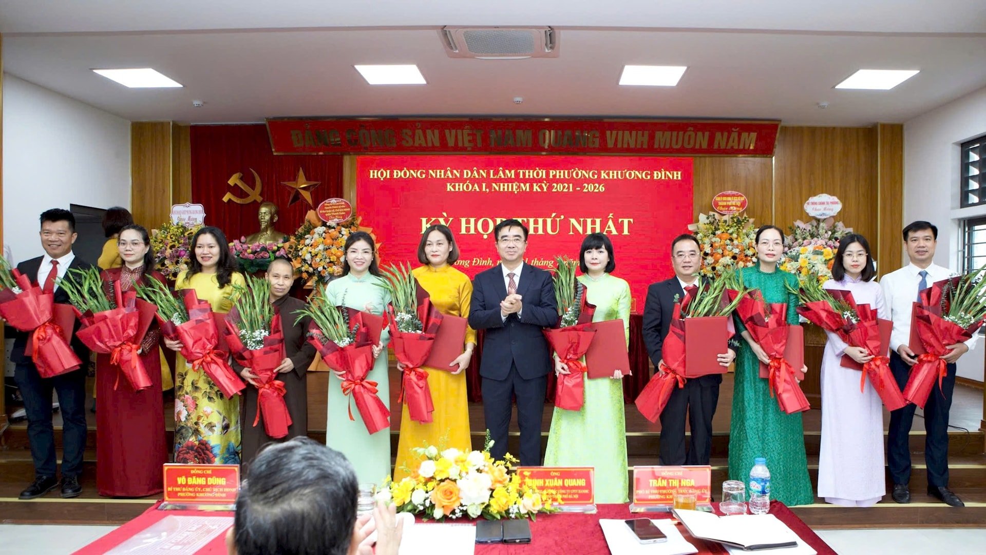 Bí thư Đảng ủy, Chủ tịch HĐND phường Khương Đình Võ Đăng Dũng chúc mừng lãnh đạo các Ban HĐND phường. Ảnh: Việt Tuấn