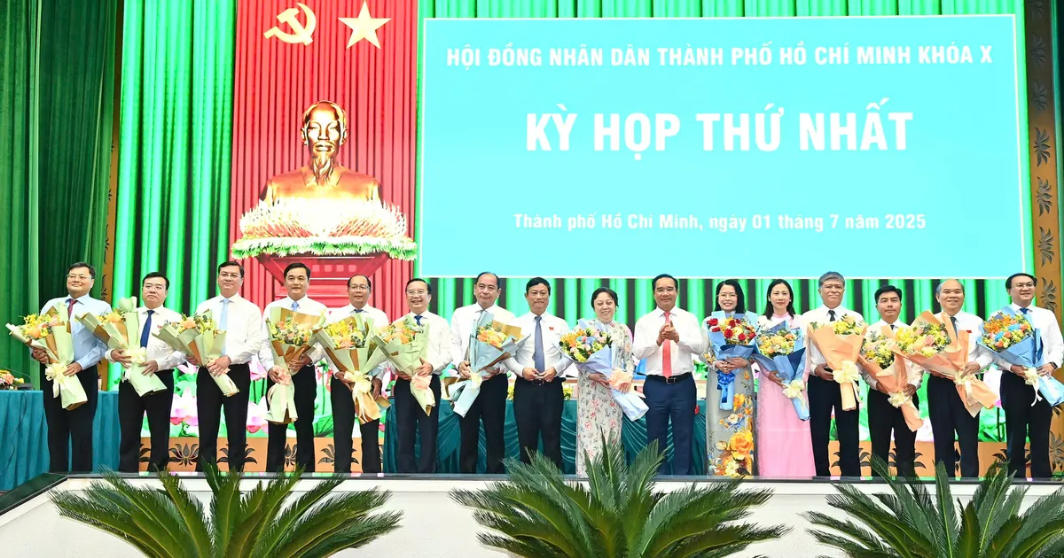 Chủ tịch UBND TPHCM bổ nhiệm 14 Giám đốc, Trưởng các sở, ngành
