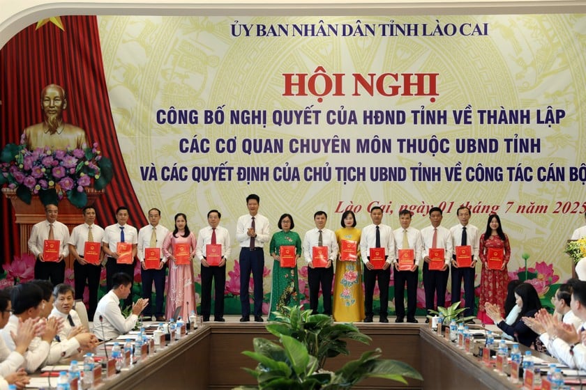 Ông Nguyễn Thế Phước, Ủy viên Ban Thường vụ Tỉnh ủy, Phó Chủ tịch Thường trực UBND tỉnh Lào Cai trao Quyết định cho các Phó Giám đốc Sở Nội vụ, Phó Giám đốc Sở Nông nghiệp và Môi trường.