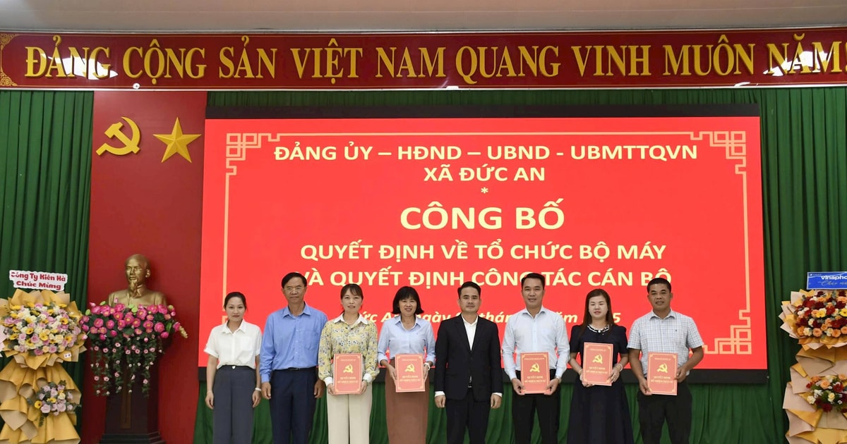Duc An Commune announces decisions on organization and personnel