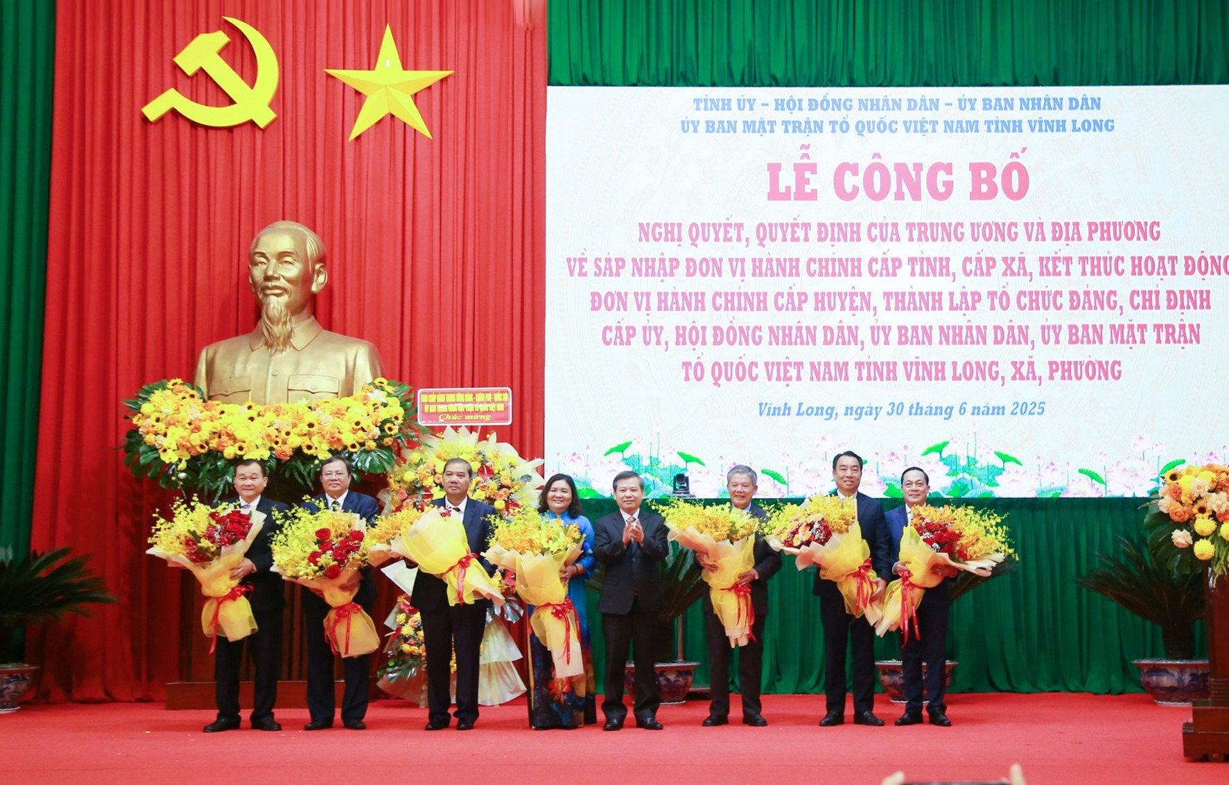 Đồng chí Ngô Chí Cường- Ủy viên BCH Trung ương Đảng, Bí thư Tỉnh ủy, Trưởng Đoàn ĐBQH tỉnh Vĩnh Long và các đồng chí trong Thường trực Tỉnh ủy Vĩnh Long thay mặt Đảng bộ, chính quyền và Nhân dân tỉnh lên nhận hoa chúc mừng của BCH Trung ương Đảng - Chính phủ - Quốc hội - Ủy ban Trung ương Mặt trận Tổ quốc Việt Nam.
