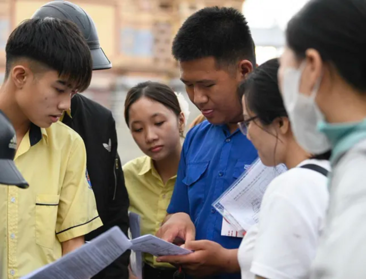 Đặc biệt là đề thi tiếng Anh, khiến học sinh trường chuyên, học sinh giỏi cũng hoang mang. (Ảnh: Như Ý)