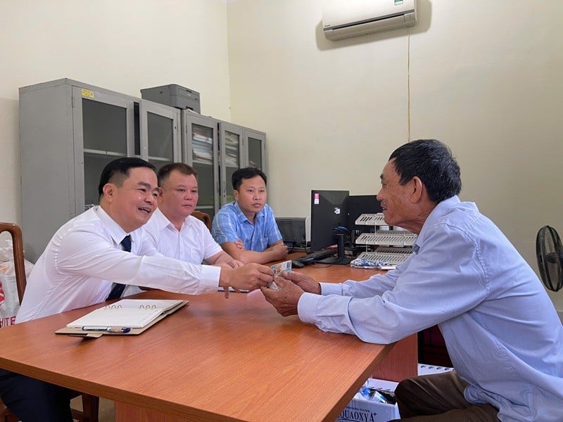 Ông Dương Văn Phượng - Chủ tịch UBND xã Hưng Đạo tiếp và hướng dẫn người dân đến làm việc.