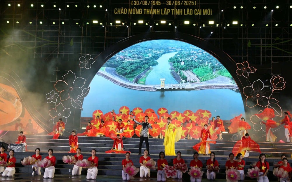 Ấn tượng Chương trình nghệ thuật đặc biệt kỷ niệm 80 năm Ngày thành lập Đảng bộ tỉnh Yên Bái và chào mừng thành lập tỉnh Lào Cai (mới) ảnh 6
