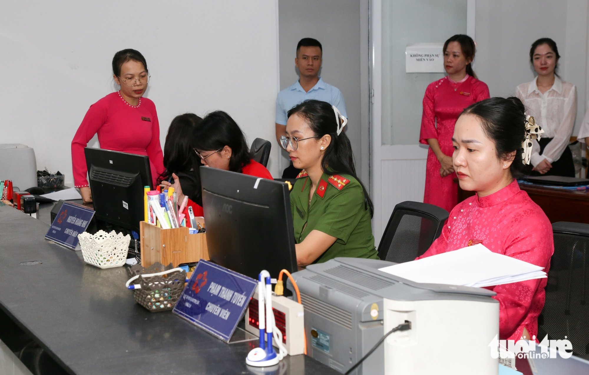 Chủ tịch UBND TP.HCM Nguyễn Văn Được khảo sát giờ làm việc đầu tiên của phường Dĩ An- Ảnh 6.