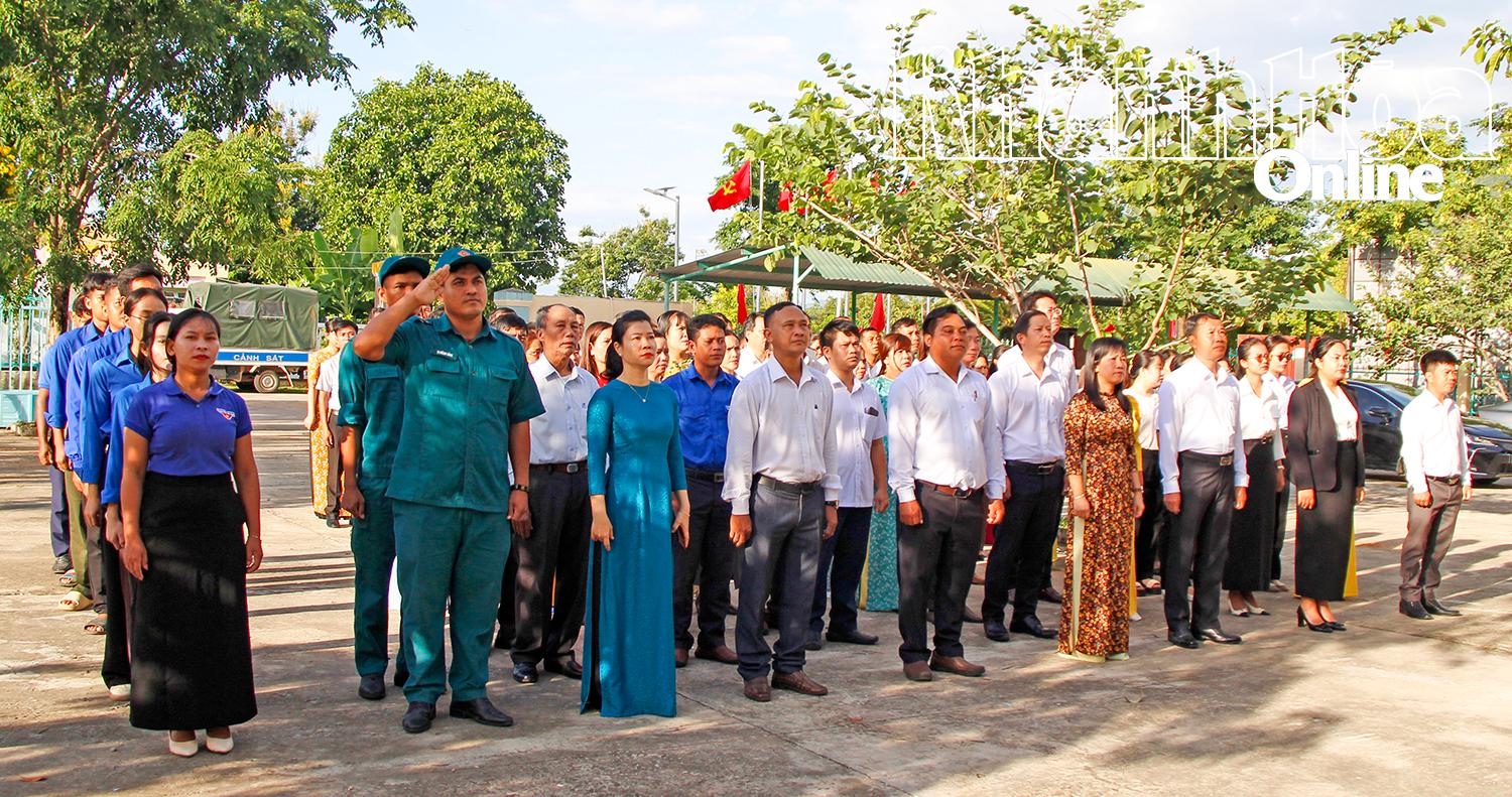 ពិធី​គោរព​ទង់ជាតិ​នៅ​គណៈកម្មាធិការ​ប្រជាជន​ឃុំ​បាក់​អៃ​តៃ​។