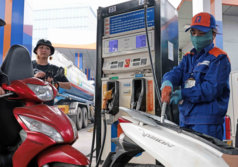 Từ 0 giờ ngày 1-7, giá xăng trong nước được điều chỉnh giảm, giá dầu tăng sau khi chính sách giảm 2% thuế giá trị gia tăng (VAT) có hiệu lực. Ảnh minh họa: congthuong.vn