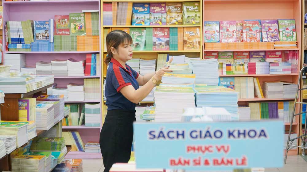 Giá sách giáo khoa giảm khoảng 10% cùng nhiều chương trình khuyến mãi tạo điều kiện cho phụ huynh, học sinh mua sắm.